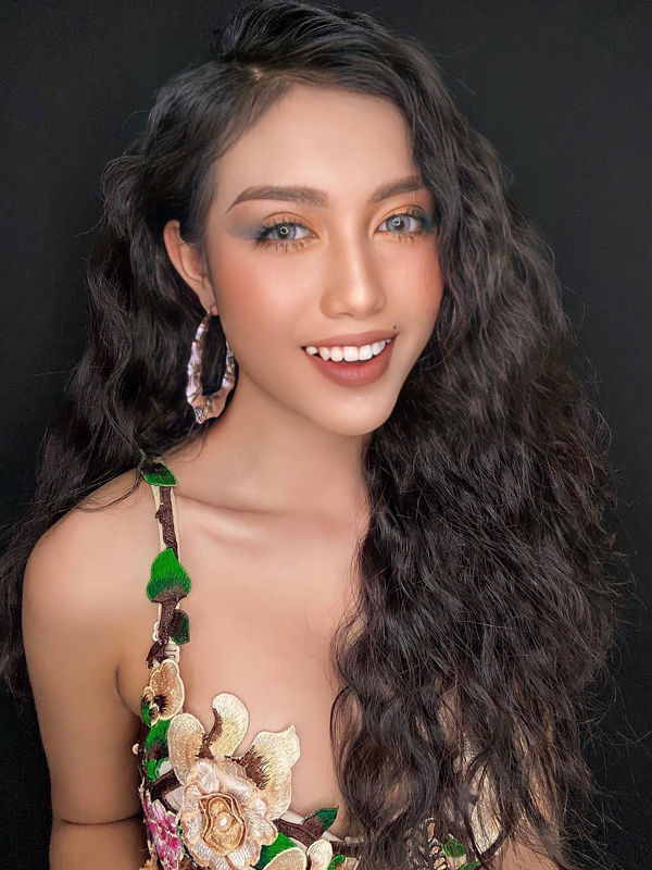 Cũng giống như H Duyên, H Nghi Kbuôr cũng là một cô nàng đến từ Tây Nguyên lộng gió. Sinh ra trong gia đình khó khăn, năm 18 tuổi H Nghi đã phải một mình lên Sài Gòn lập nghiệp.