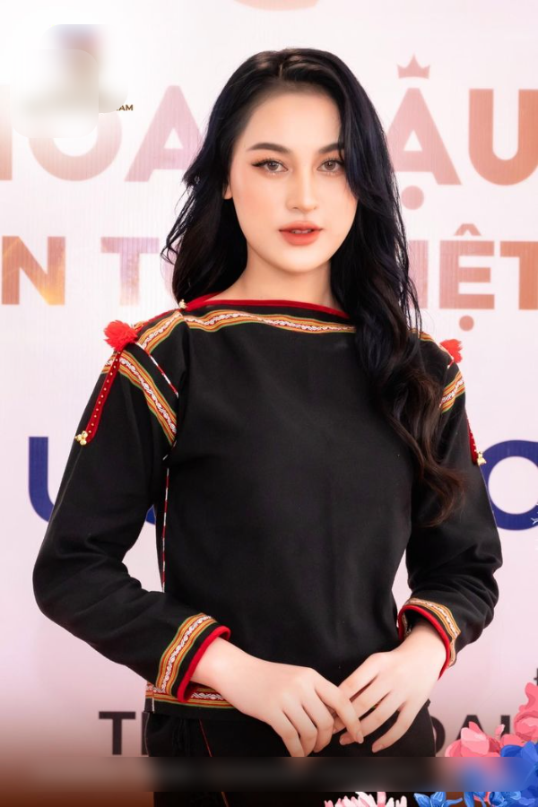 Trên trang cá nhân của mình, H Duyên thường chia sẻ những bức ảnh với gu thời trang đa phong cách. Đôi lúc gái xinh dân tộc này nhẹ nhàng diện váy "bánh bèo" thướt tha kết hợp cùng lối trang điểm hút mắt, khi lại cực cá tính và thời thượng trong những chiếc đầm body tôn trọng 3 vòng chuẩn mẫu.