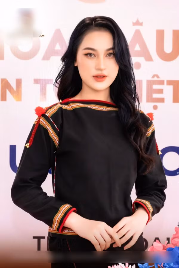 Trên trang cá nhân của mình, H Duyên thường chia sẻ những bức ảnh với gu thời trang đa phong cách. Đôi lúc gái xinh dân tộc này nhẹ nhàng diện váy "bánh bèo" thướt tha kết hợp cùng lối trang điểm hút mắt, khi lại cực cá tính và thời thượng trong những chiếc đầm body tôn trọng 3 vòng chuẩn mẫu.