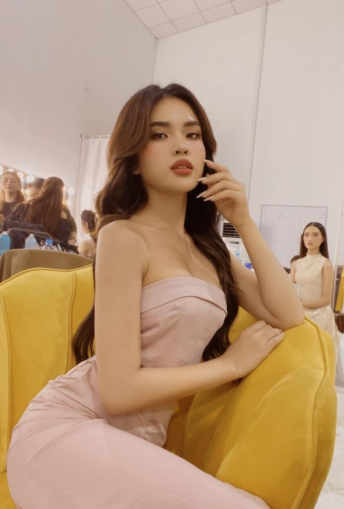 H Cúc Êban cũng gây ấn tượng với thần thái ấn tượng ngang ngửa hai đồng hương. Cô nàng sở hữu làn da nâu cùng đôi mắt đen sáng thể hiện được sự khỏe khoắn của con gái mảnh đất Tây Nguyên.