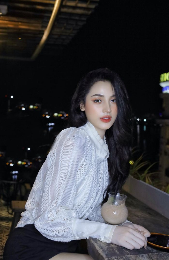 H Duyên là người dân tộc Ê đê, cô nàng sinh năm 1999 gây ấn tượng với nhan sắc khả ái, đường nét trên khuôn mặt hài hòa, sống mũi cao. Bên cạnh đó, nàng hot girl còn sở hữu chiều cao lý tưởng 1m7, khiến nhiều người nhầm cô là con lai.