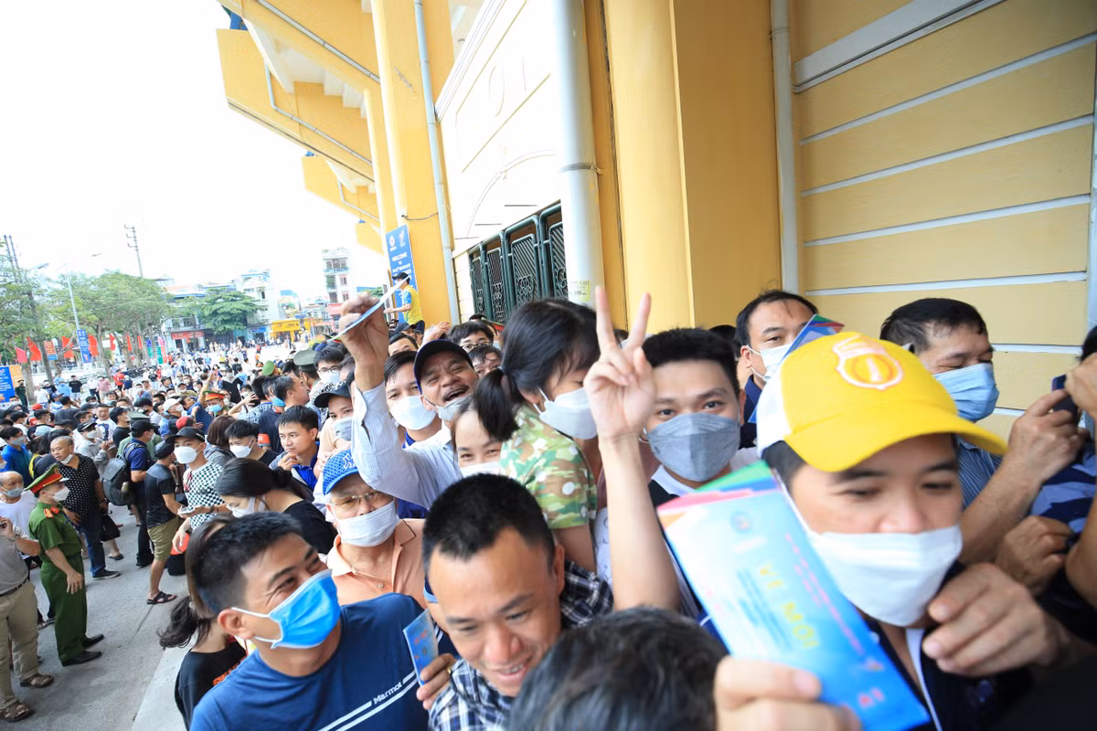 Người dân Nam Đình nổi tiếng với sự cuồng nhiệt bóng đá. Điều này được minh chứng qua những trận đấu tại bảng B môn bóng đá nam SEA Games 31.