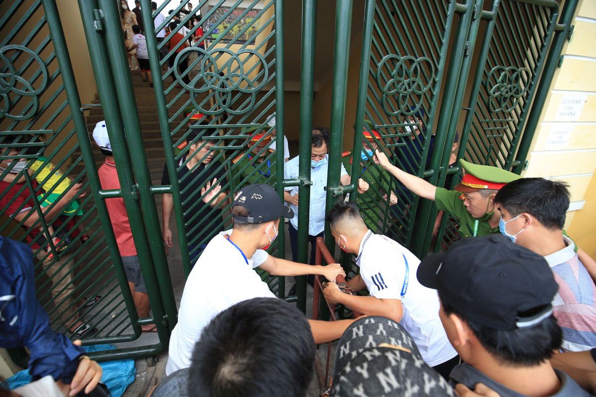 Với sự cuồng nhiệt, yêu bóng đá của người dân Nam Định, các lực lượng an ninh, BTC, ban quản lý SVĐ Thiên Trường phải làm việc khá vất vả.