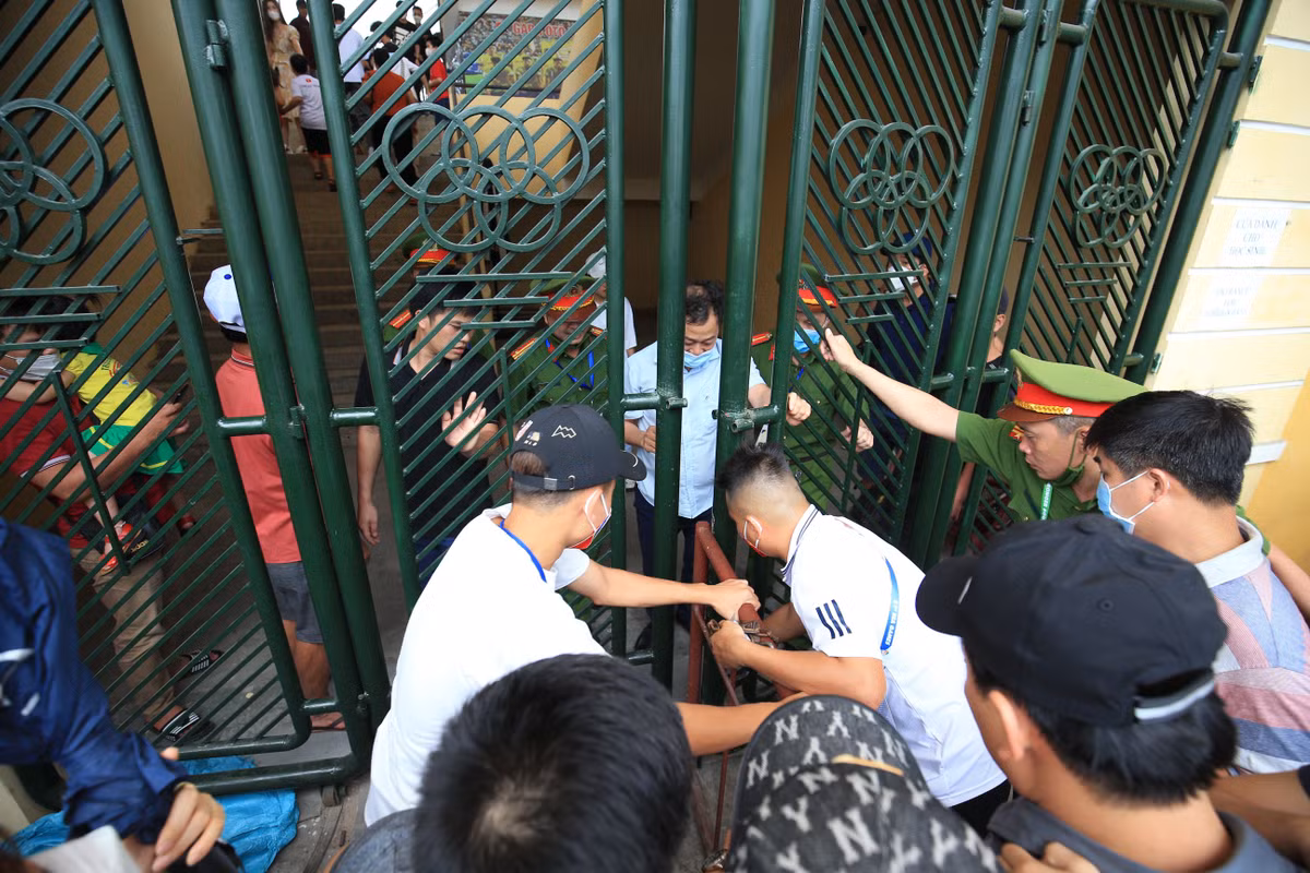 Với sự cuồng nhiệt, yêu bóng đá của người dân Nam Định, các lực lượng an ninh, BTC, ban quản lý SVĐ Thiên Trường phải làm việc khá vất vả.