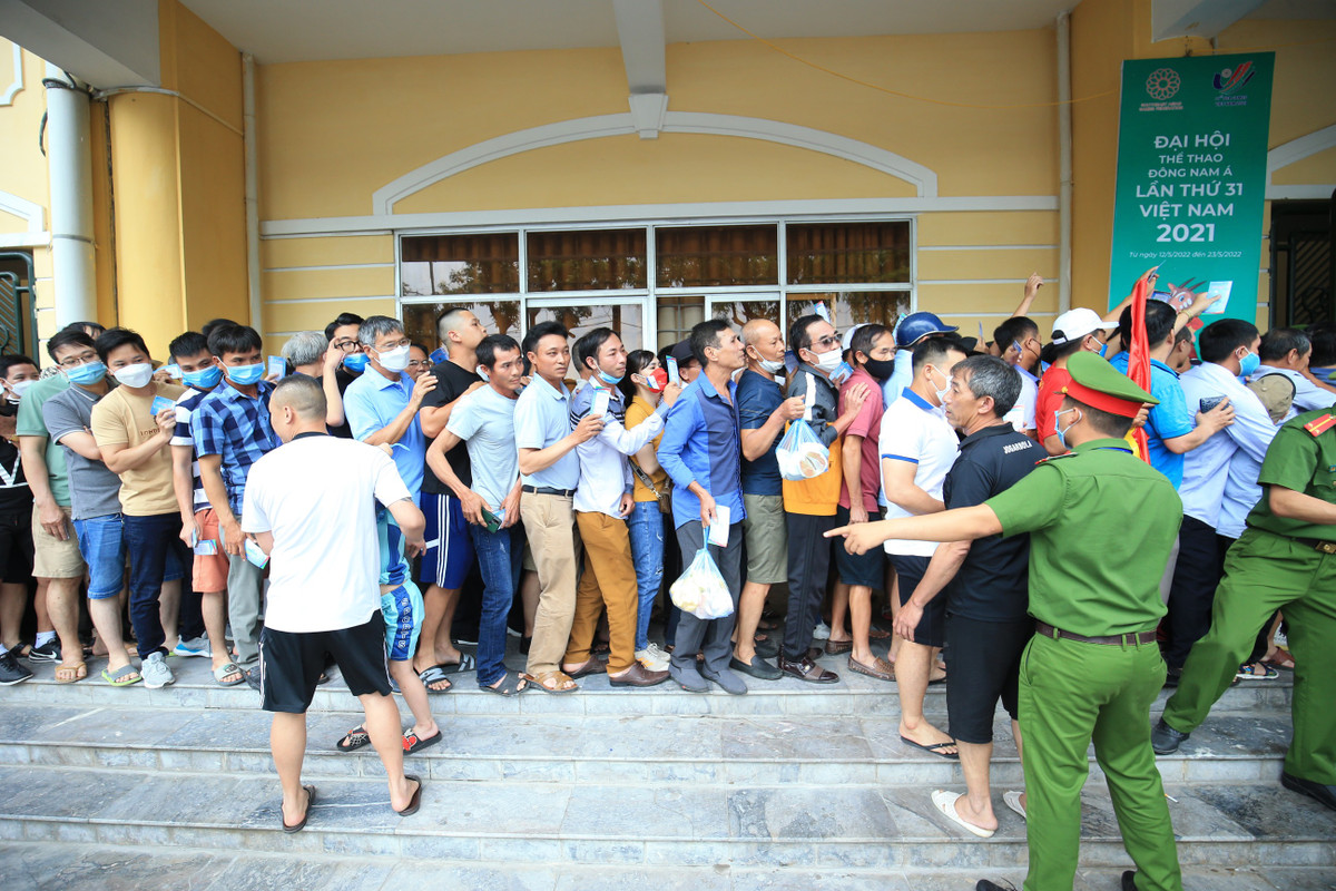 Thậm chí, nhiều người không vào được SVĐ Thiên Trường trong những trận đấu tại SEA Games 31 chỉ vì tới muộn.