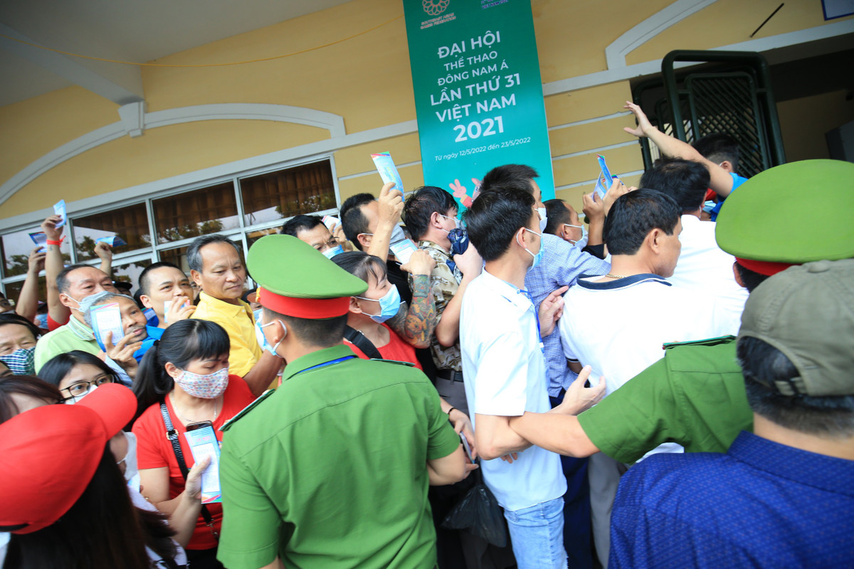 Hàng dài người xếp hàng để vào SVĐ Thiên Trường đón xem trận đấu bán kết đầu tiên của môn bóng đá nam SEA Games 31.