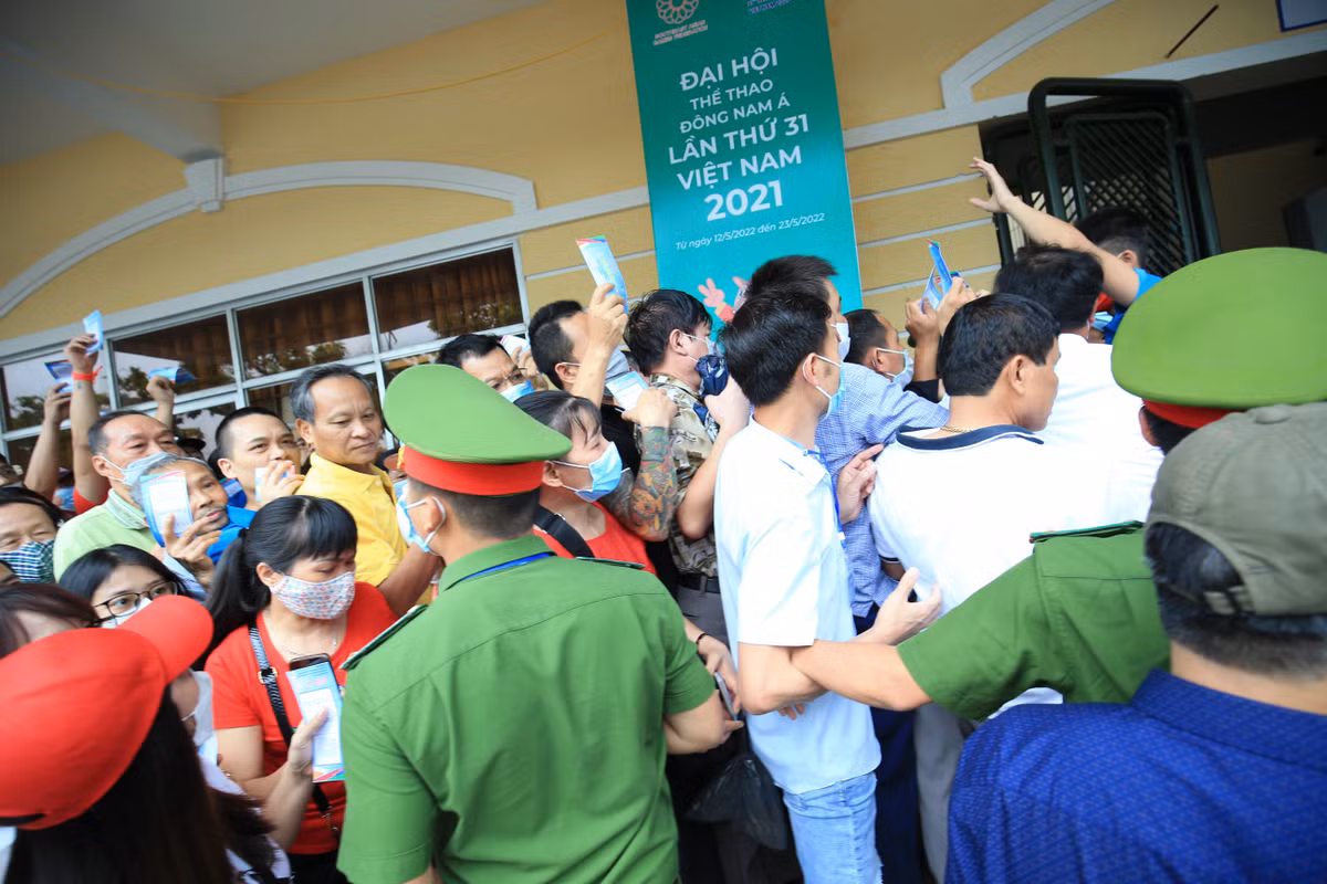 Hàng dài người xếp hàng để vào SVĐ Thiên Trường đón xem trận đấu bán kết đầu tiên của môn bóng đá nam SEA Games 31.