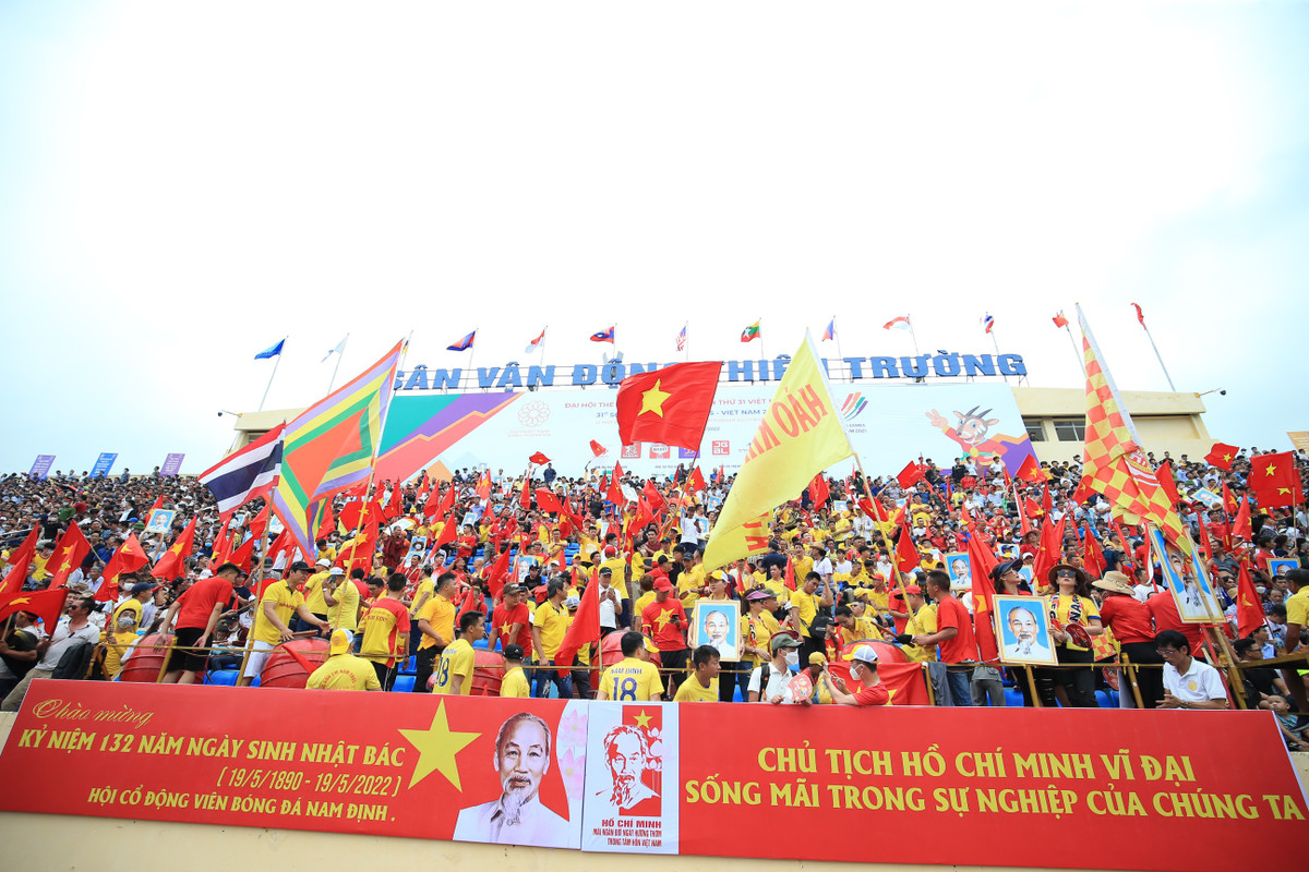 Hình ảnh CĐV Nam Định đến SVĐ Thiên Trường cổ vũ U23 Thái Lan và U23 Indonesia tại bán kết đầu tiên môn bóng đá nam SEA Games 31.