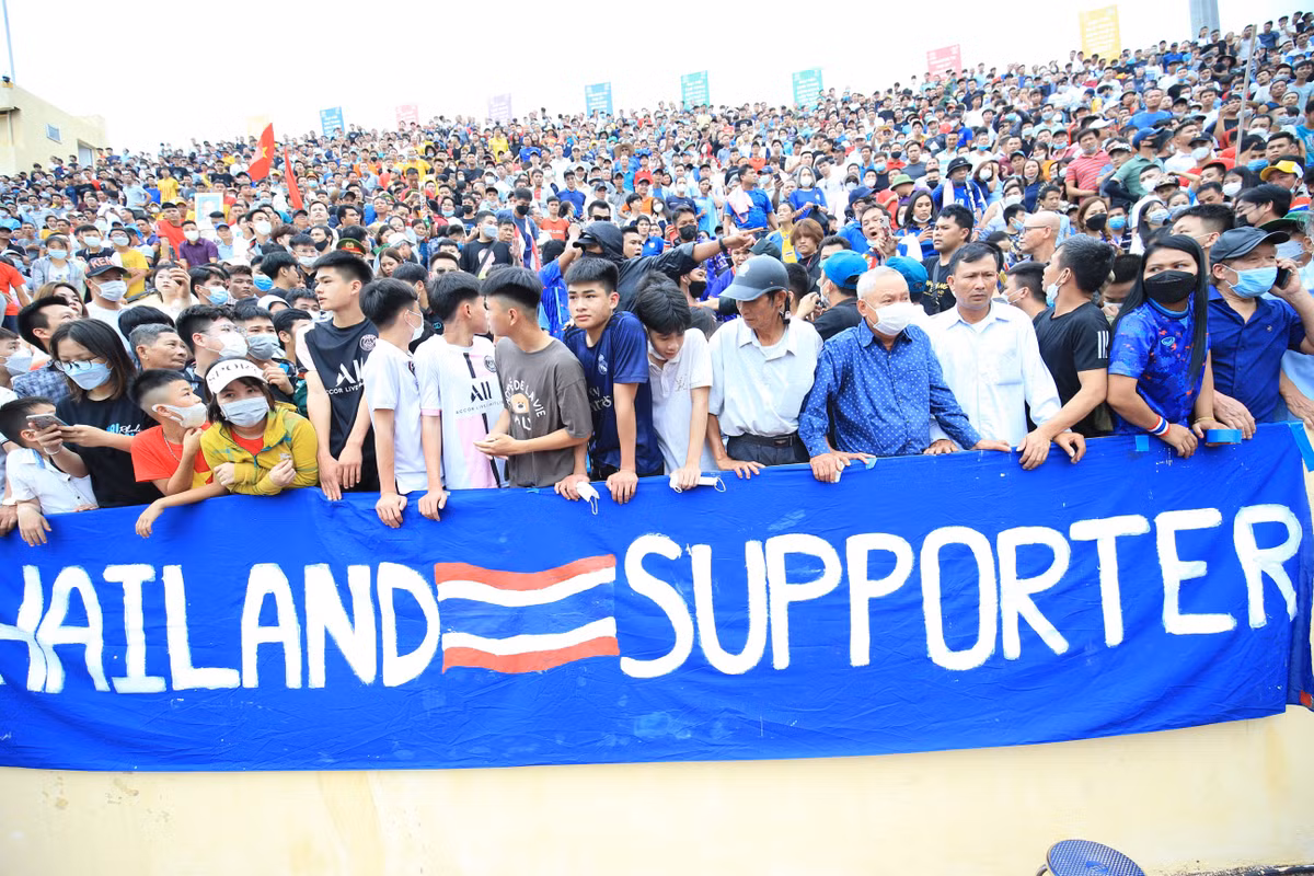 Dù không có sự hiện diện của U23 Việt Nam ở trận đấu này nhưng ngay từ rất sớm người dân "thành Nam" đã kéo tới chảo lửa Thiên Trường rất đông để cổ vũ cuộc đối đầu giữa U23 Thái Lan và U23 Indonesia.