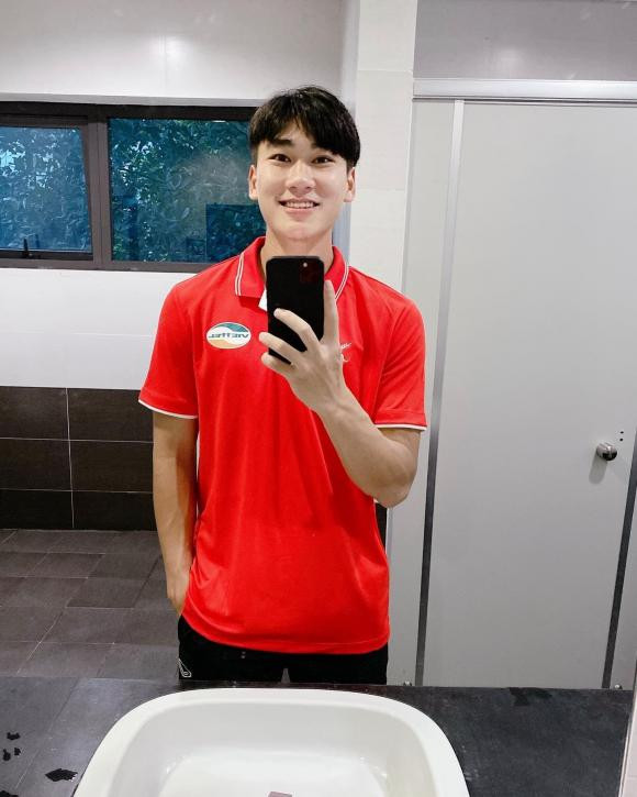 Nhiều người không khỏi thắc mắc khi HLV Park Hang Seo gạch tên một cầu thủ kinh nghiệm như Văn Tới để thay bằng Mạnh Dũng, nhưng màn trình diễn của cầu thủ sinh năm 2000 ở trận đấu với U23 Indonesia đã xua tan tất cả hoài nghi của người hâm mộ.