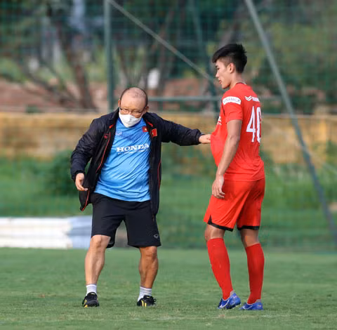 Với lợi thế về thể hình, Mạnh Dũng không ít lần được xếp đá trung vệ. Thậm chí, khi lên tuyển và phải làm quen với sơ đồ ba hậu vệ, cầu thủ sinh năm 2000 cũng là miếng ghép hoàn hảo ở vị trí trung vệ lệch trái.