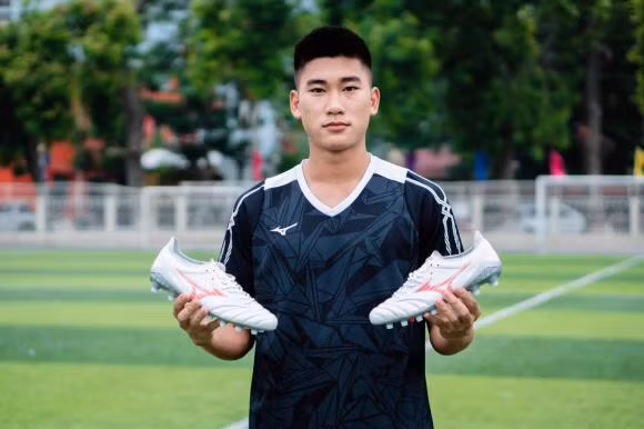 Trong hiệp 1, bộ đôi Tiến Linh - Văn Tùng cơ bản đã hoàn thành nhiệm vụ do HLV Park đưa ra. Tuy nhiên, U23 Việt Nam vẫn không thể chọc thủng lưới U23 Indonesia và Mạnh Dũng được tung vào sân với hy vọng sẽ mang lại làn gió mới nơi hàng công chủ nhà.