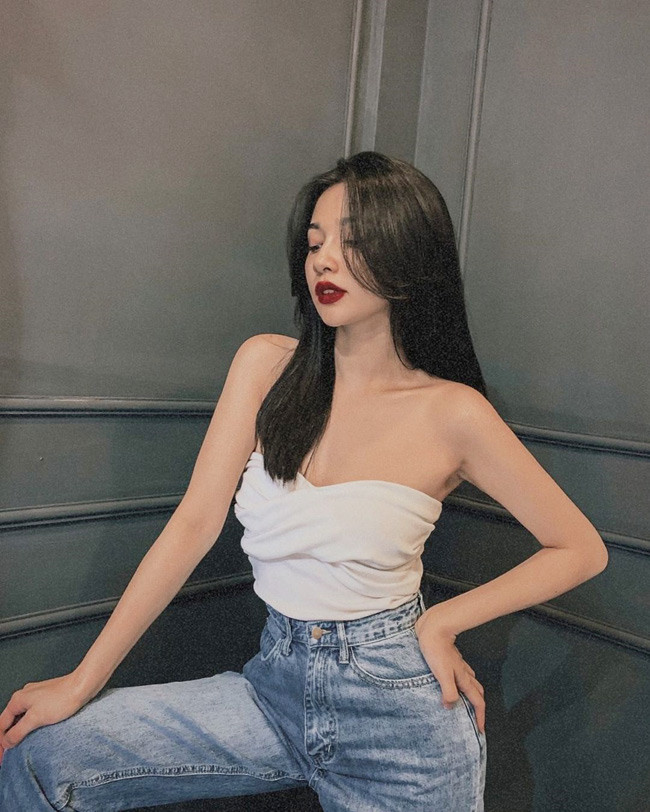 Diễm Quỳnh từng gây xôn xao mạng xã hội khi nhận được 1000 đóa hồng xanh từ người lạ vào ngày 8/3. Điều này phần nào cho thấy sức hút đặc biệt của cô nàng.