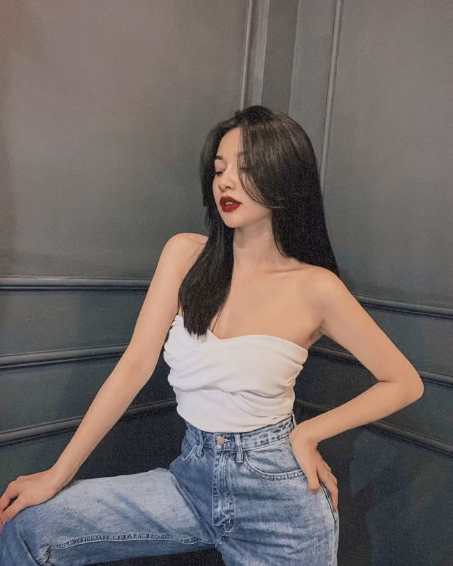 Diễm Quỳnh từng gây xôn xao mạng xã hội khi nhận được 1000 đóa hồng xanh từ người lạ vào ngày 8/3. Điều này phần nào cho thấy sức hút đặc biệt của cô nàng.