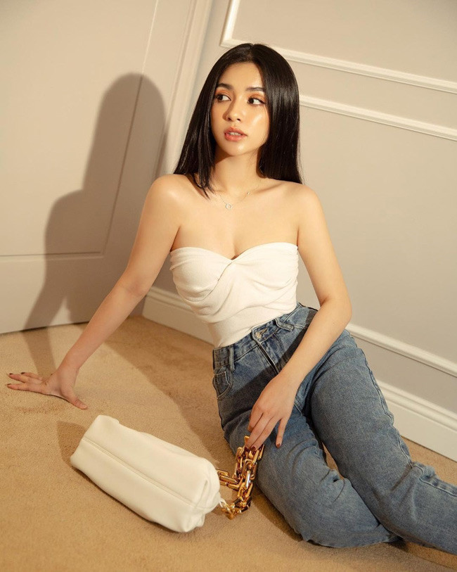 Diễm Quỳnh gây ấn tượng với vẻ đẹp mỏng manh tựa sương khói, đôi lúc lại gợi cảm và quyến rũ bất ngờ. Cô nàng luôn xuất hiện với hình ảnh nhẹ nhàng, nữ tính.