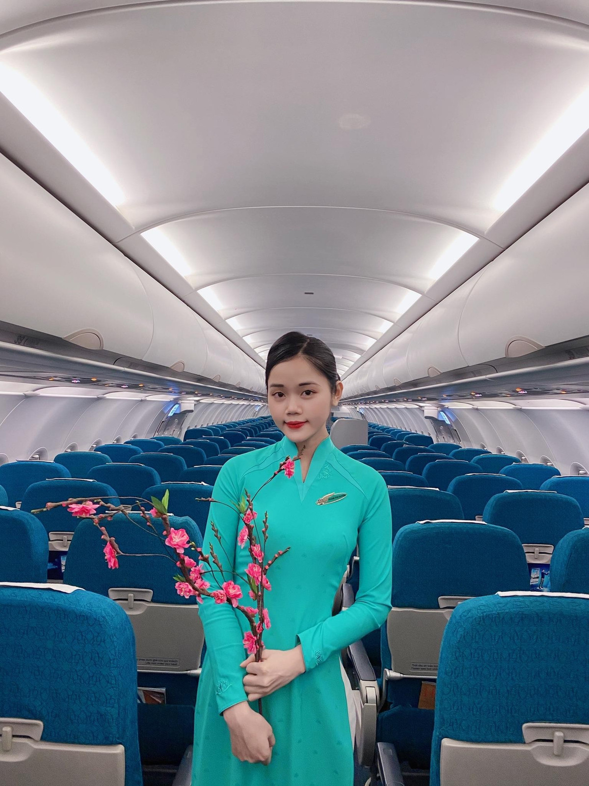 Nhan sắc xinh đẹp và dịu dàng của Phạm Thị Huyền trong bộ đồng phục tiếp viên hàng không nhận được nhiều lời khen ngợi của khán giả.