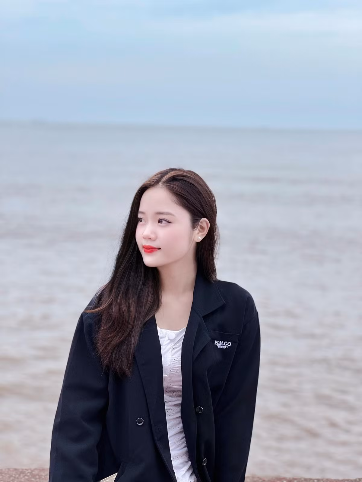 Theo đó, profile được công bố là của thí sinh Phạm Thị Huyền, cô nàng này là nữ tiếp viên hàng không. Sau khi hình ảnh được đăng tải đã thu hút sự chú ý của cư dân mạng.