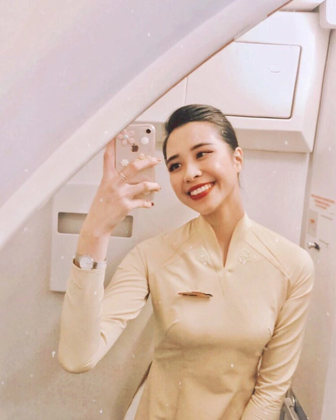 Cô gái 26 tuổi lúc nào cũng tươi trẻ, tràn trề năng lượng. Linh thích đi du lịch, đi chơi cùng bạn bè, shopping, làm đẹp, đọc sách. Rời bộ đồng phục bay, Khánh Linh xinh xắn, tự tin, về đúng lứa tuổi của mình với những bộ trang phục trẻ trung, quyến rũ. Với chiều cao 1m69, vóc dáng mảnh mai và gương mặt thanh tú, cô gái Đắk Lắk luôn nổi bật ở những nơi có mặt.