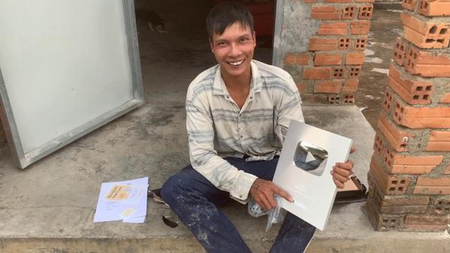 Trích lời Lộc Fuho: "Giờ các em cứ nghĩ đi, các em đi phụ hồ sẽ mua được iPhone 11 - iPhone 12 như thầy cho các em coi, lương chỗ thầy cao lắm, những chỗ khác trong Sài Gòn cũng cao nữa. Nếu các em đi làm khối lượng, có khi một 1 triệu cũng có nữa. Các em đi làm văn phòng, tháng 5 triệu chứ nhiêu? Giờ các em đi học, qua mùa dịch đi làm là được, phụ hồ nay giá cao lắm!".