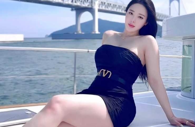 Phần đùi to, hông lớn vốn được nhiều cô gái xem là khuyết điểm lại được Solbi tự tin khoe trong những mẫu váy, quần ngắn bó sát khi tập luyện thể thao, đi chơi,...