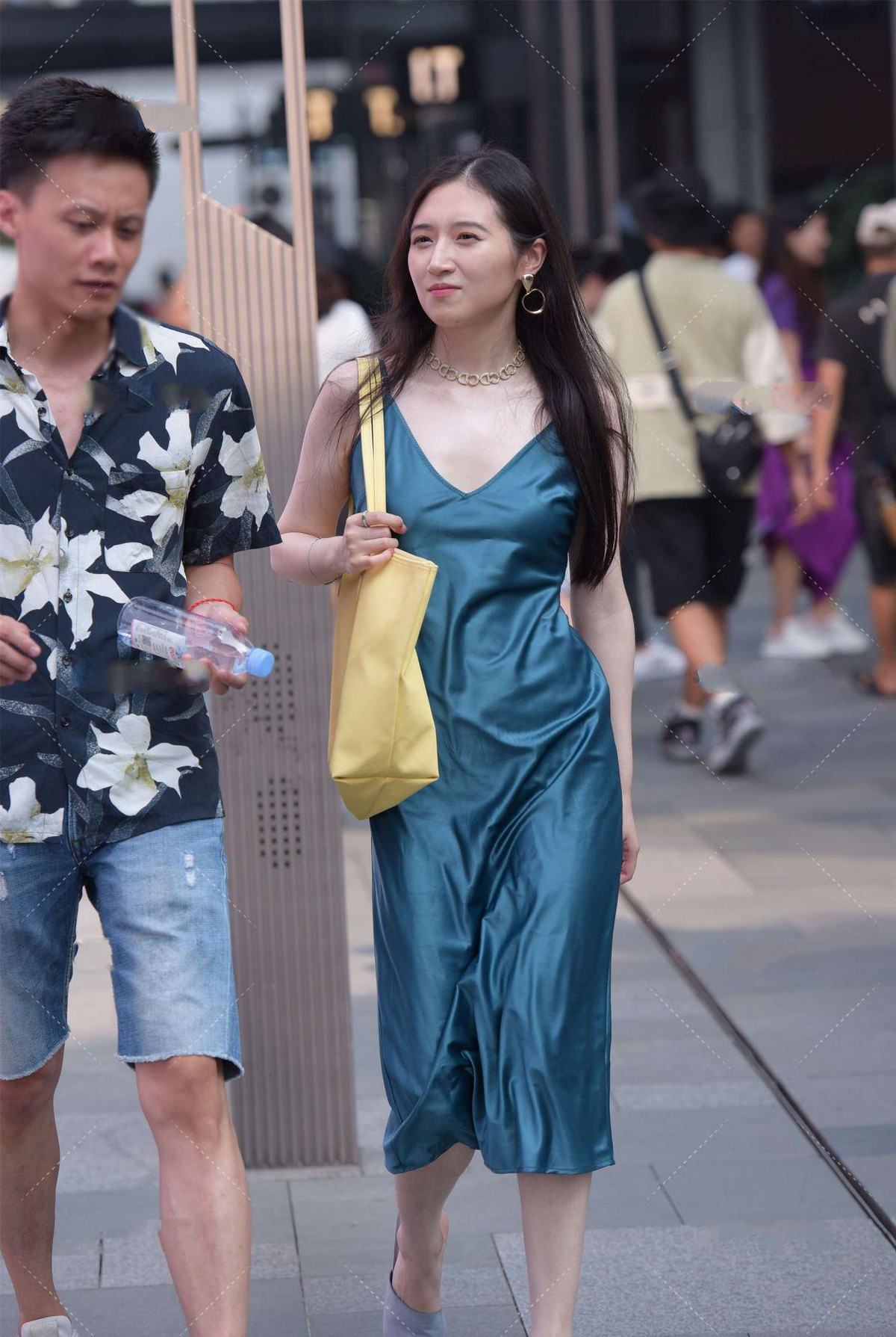 Song, chiếc váy lụa có phần khoét lưng khá rộng, không vừa vặn, khiến người đẹp gặp phải sự cố "khó xử".