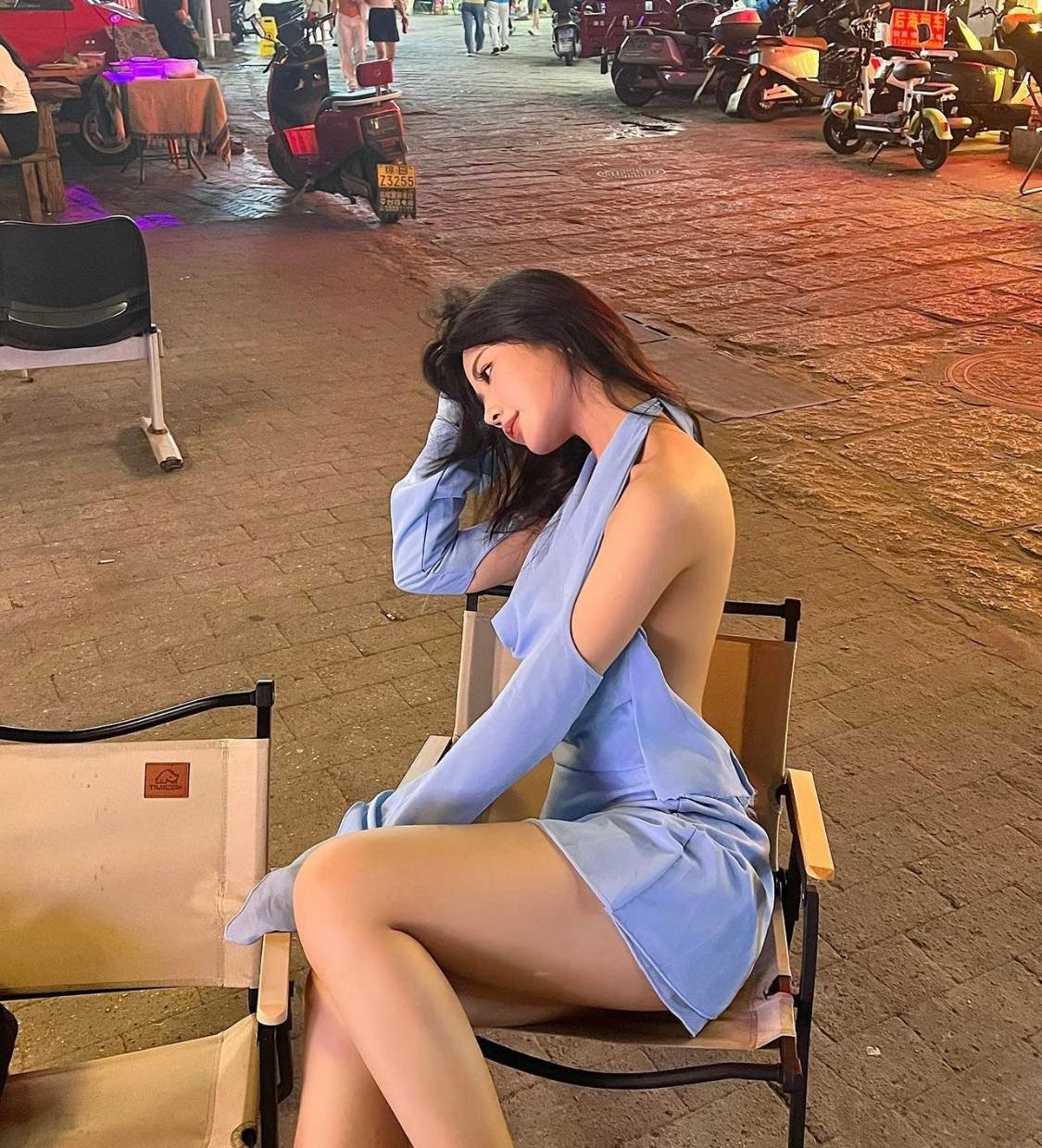 Với đặc điểm là mỏng và thoáng, váy lụa khi gặp gió sẽ rất dễ cuốn vào cơ thể, để lộ ra những vùng nhạy cảm.