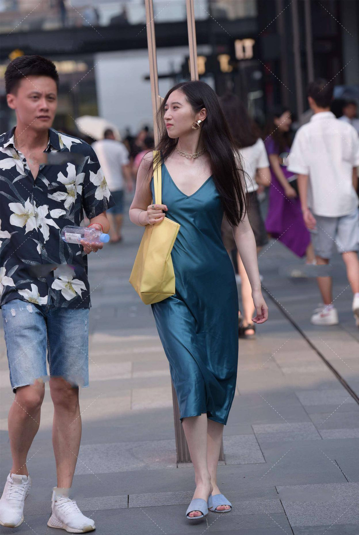 Cách đây chưa lâu, một người mẫu Trung Quốc đi uống cafe, gây chú ý khi diện váy lụa cổ yếm màu xanh, khoe tấm lưng trần cùng đôi chân dài miên man.