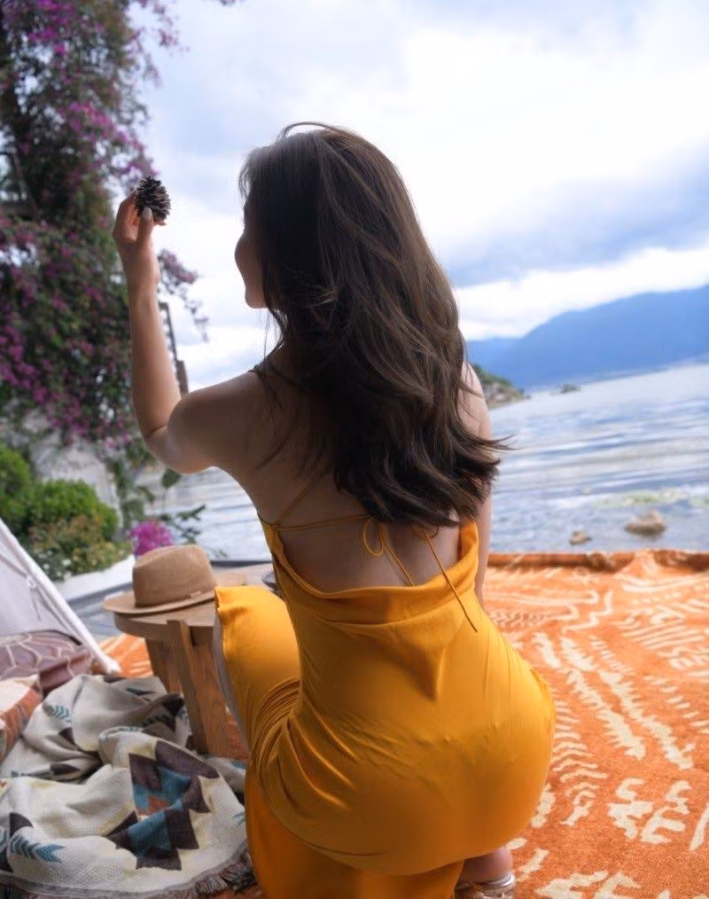 Váy lụa cũng yêu cầu người mặc phải vô cùng cẩn trọng trong cách đi đứng, di chuyển.