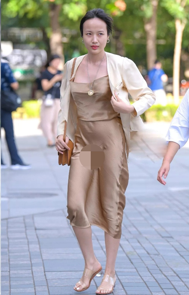 Vì cả 2 loại vải dạng lụa trên đều được sử dụng kỹ thuật dệt vân đoạn, tạo ra độ mềm bóng, óng ả, nên khá cứng cáp, chống nhăn, khó tạo nếp hơn lụa jacquard, lụa linen,... lại mang đến tổng thể sang trọng, quyến rũ cho người mặc.