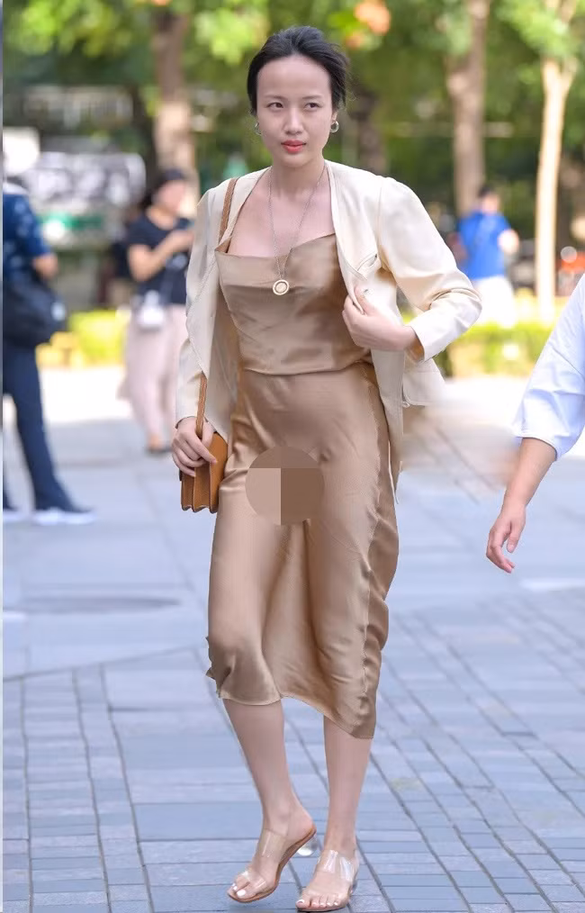 Vì cả 2 loại vải dạng lụa trên đều được sử dụng kỹ thuật dệt vân đoạn, tạo ra độ mềm bóng, óng ả, nên khá cứng cáp, chống nhăn, khó tạo nếp hơn lụa jacquard, lụa linen,... lại mang đến tổng thể sang trọng, quyến rũ cho người mặc.