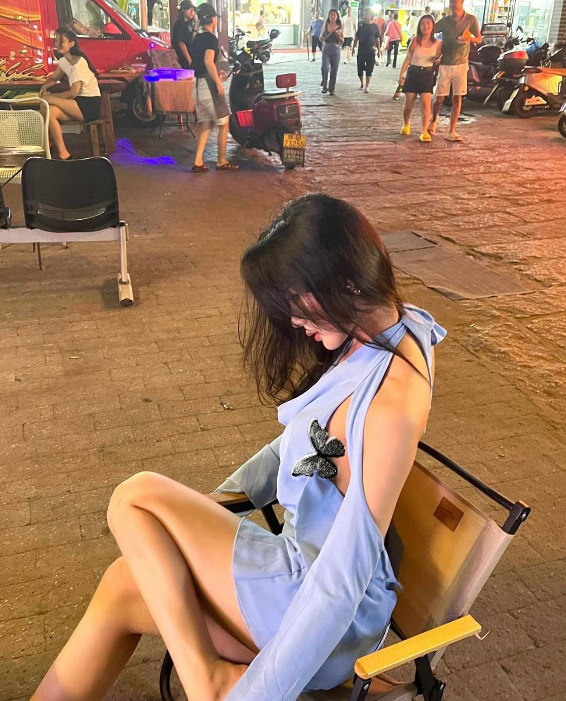 Điển hình như khi mặc váy lụa, có người thì lộ nội y, có người lại "khoe" trọn toàn bộ phần dưới như không mặc gì.