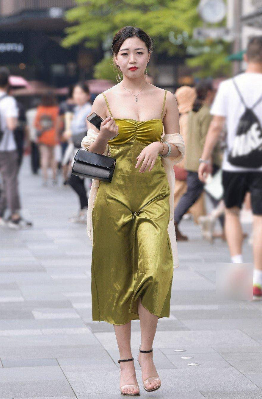 Một phút giây cúi xuống nhặt đồ thôi cũng sẽ khiến người đi đường đỏ mặt vì sự hớ hênh phản chủ của loại váy này.