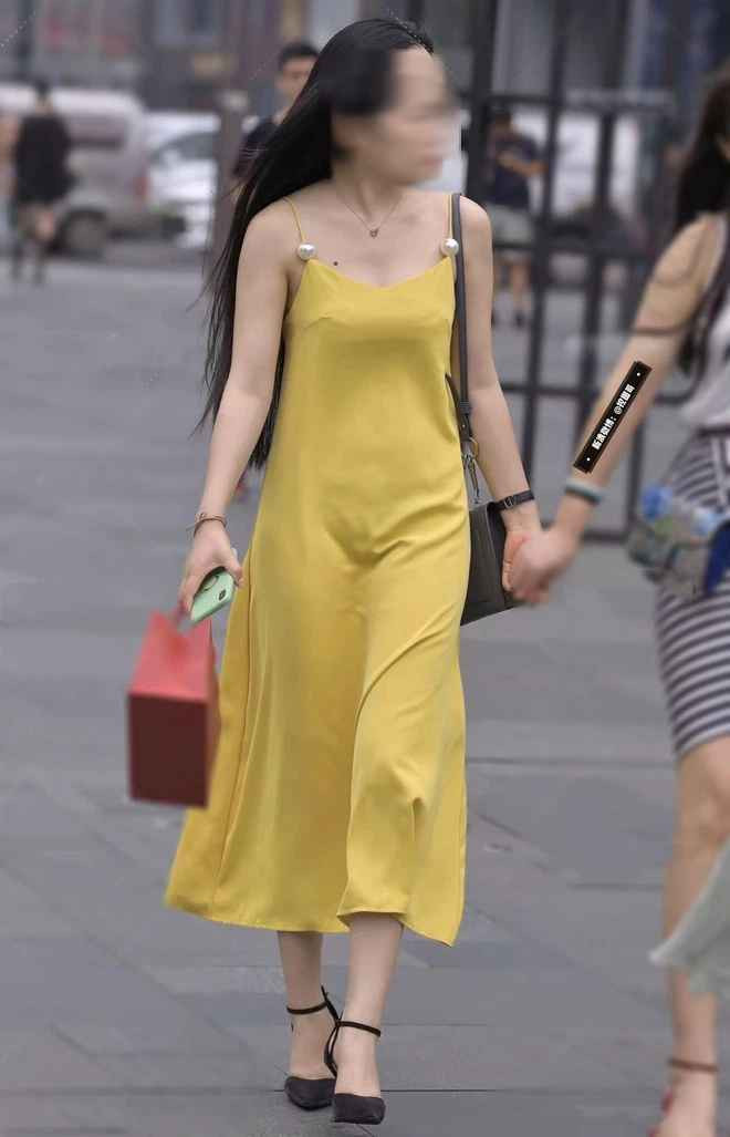 Nhiều trường hợp, chị em diện váy lụa dính lỗi hằn nếp nội y gây mất điểm toàn tập.