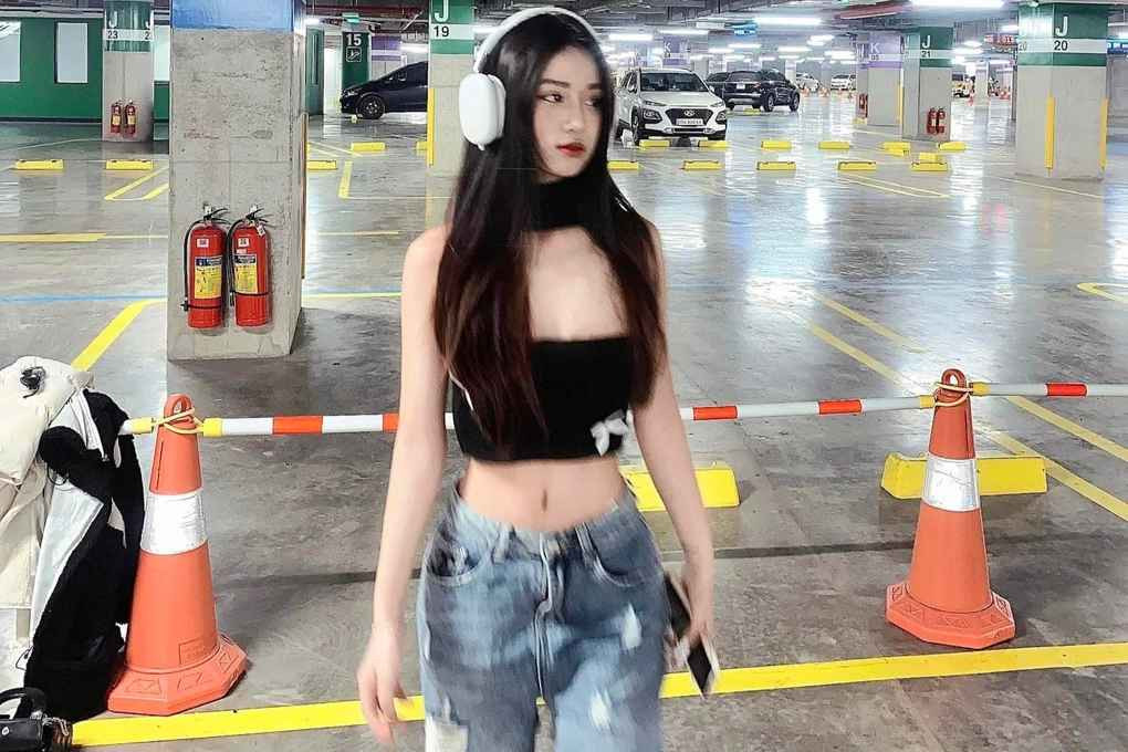 Trên trang cá nhân, Bùi Minh Trang thường xuyên diện những trang phục quyến rũ để khoe vòng 1 căng tràn.