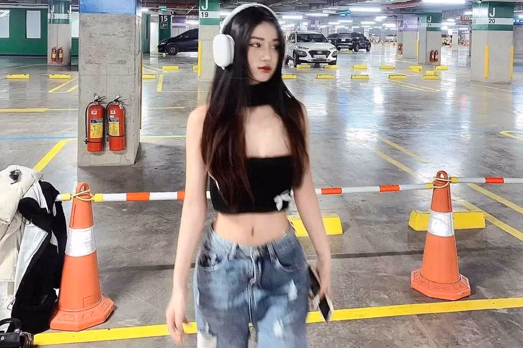 Trên trang cá nhân, Bùi Minh Trang thường xuyên diện những trang phục quyến rũ để khoe vòng 1 căng tràn.