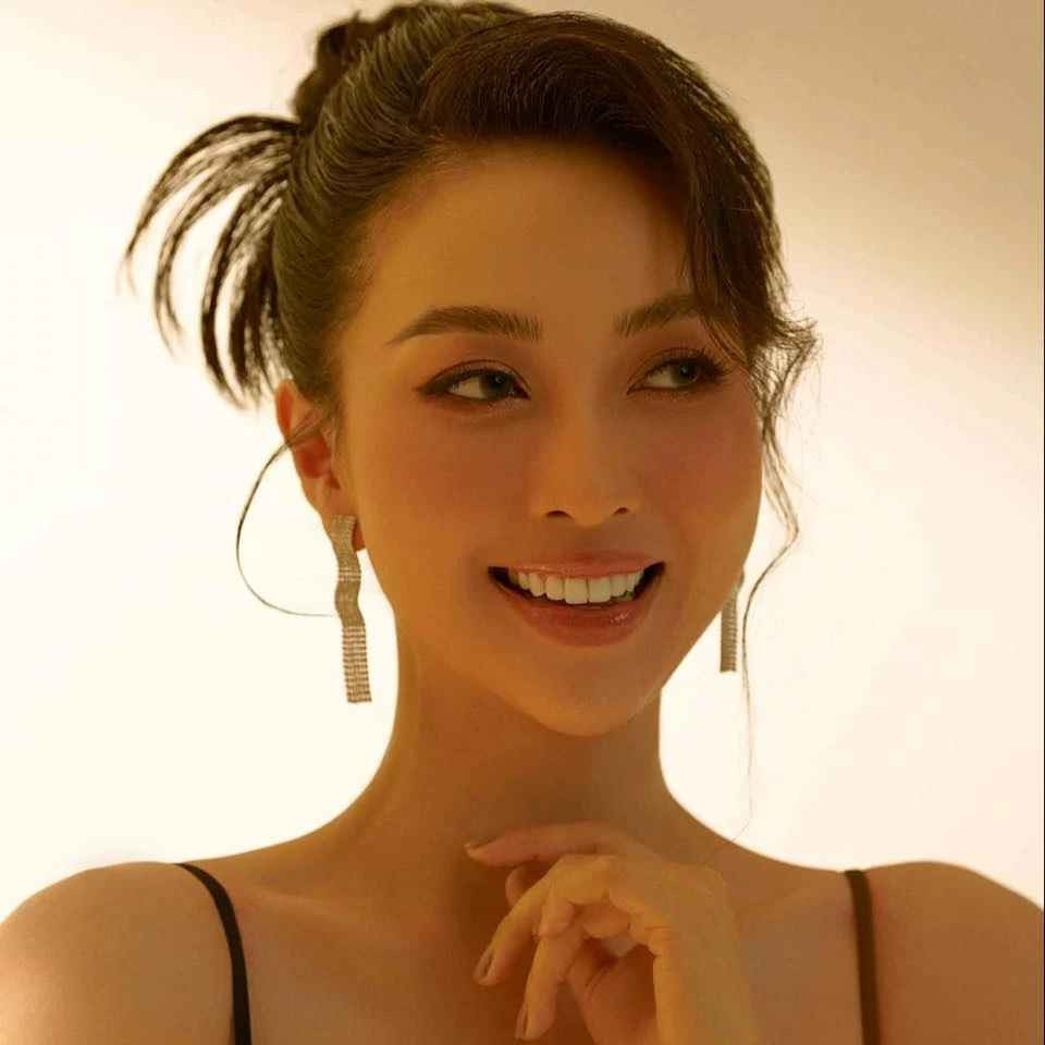 Hải Anh sở hữu ngoại hình xinh đẹp, gương mặt khả ái cùng giọng hát trong trẻo nhưng đầy nội lực.