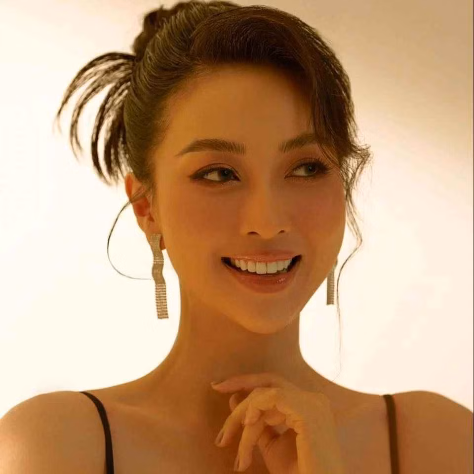 Hải Anh sở hữu ngoại hình xinh đẹp, gương mặt khả ái cùng giọng hát trong trẻo nhưng đầy nội lực.