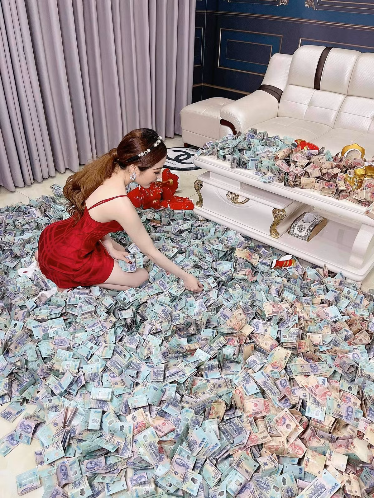 Cách đây ít phút, cô gái có tên Nguyễn Thị Ánh Ngọc khiến nhiều người "choáng váng" khi đăng tải clip đập heo đất cỡ bự với rất nhiều tiền tiết kiệm bên trong.