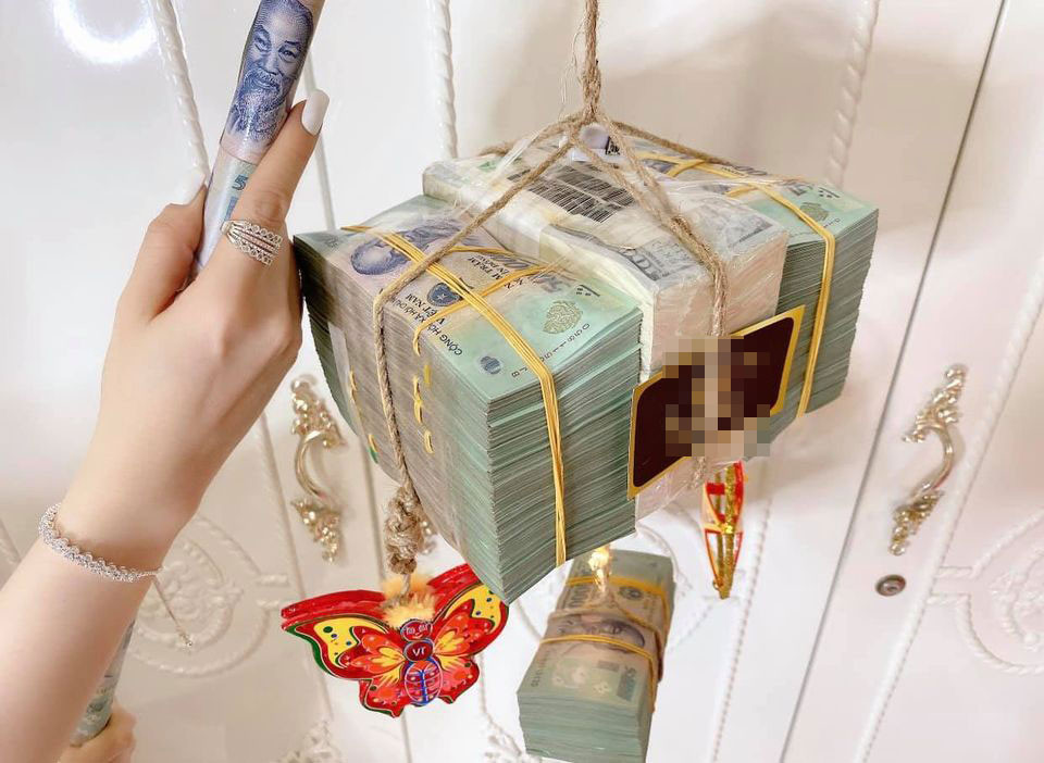 Thậm chí, một số người cho rằng, việc khoe tiền vào thời điểm cuối năm khi nhiều đối tượng đang chịu ảnh hưởng của dịch COVID-19 hay đứng trước nguy cơ mất Tết là quá phô trương.