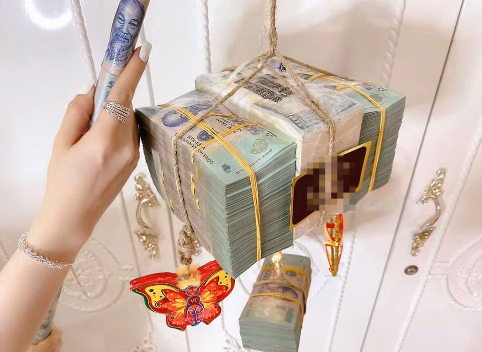 Thậm chí, một số người cho rằng, việc khoe tiền vào thời điểm cuối năm khi nhiều đối tượng đang chịu ảnh hưởng của dịch COVID-19 hay đứng trước nguy cơ mất Tết là quá phô trương.