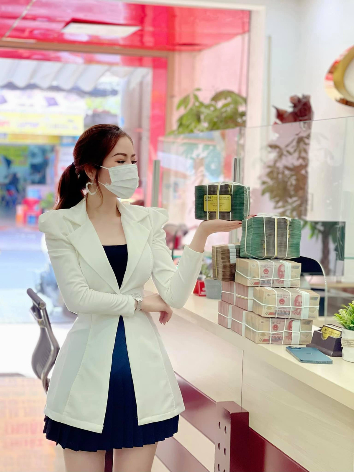 Bên cạnh những lời trầm trồ, ngưỡng mộ thì cũng có không ít bình luận cho rằng cô gái trẻ đang cố "làm màu", câu tương tác.