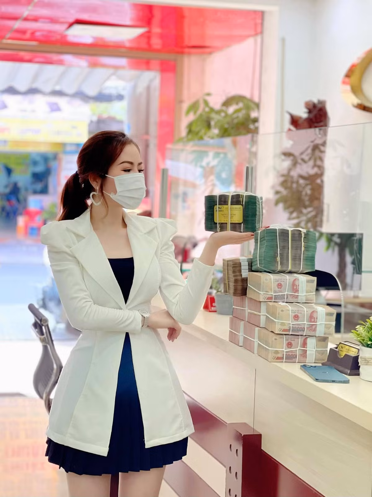 Bên cạnh những lời trầm trồ, ngưỡng mộ thì cũng có không ít bình luận cho rằng cô gái trẻ đang cố "làm màu", câu tương tác.