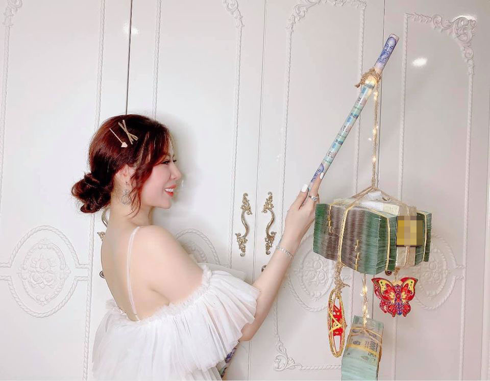 Ánh Ngọc bật mí thêm đây là toàn bộ số tiền được để dành từ hồi tháng 3/2020 đến nay. Khi đập xong, cô và một số người trong nhà cùng nhau đếm, cũng mất hơn tiếng đồng hồ. Tổng số tiền để dành trong khoảng 1 năm qua là 4,5 tỷ đồng.