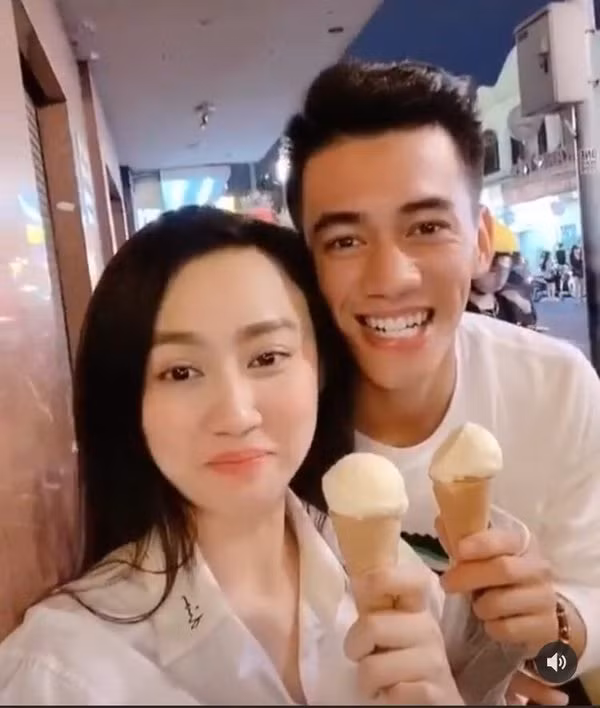 Trước đó, mạng xã hội từng xôn xao thông tin cầu thủ Nguyễn Tiến Linh chia tay Huỳnh Hồng Loan sau 3 tháng hẹn hò và chính nữ diễn viên cũng đã thừa nhận, cả hai hiện tại chỉ xem nhau là bạn bè.