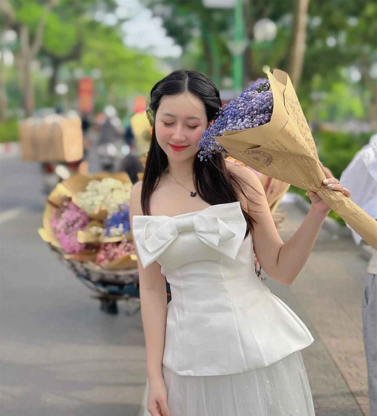 Năm 2019, Hương Trà tốt nghiệp ngành Sư phạm tiểu học, trường Cao Đẳng Ngô Gia Tự. Cô đang học liên thông tại trường Đại học Thái Nguyên.