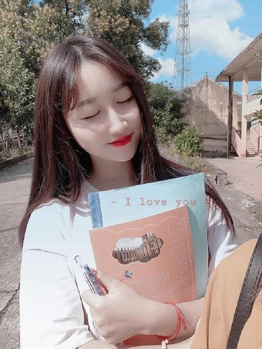 Hương Trà chọn phong cách nền nã, kín đáo ở môi trường học đường, còn khi đi chơi cô diện trang phục thoải mái, trẻ trung hơn.