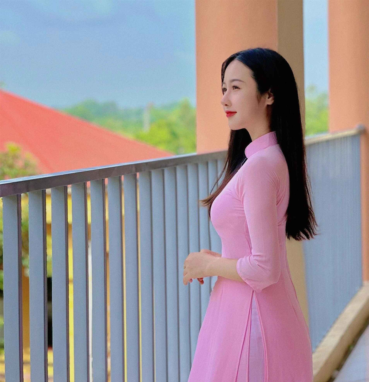 Nhớ lại thời khác đó, Hương Trà cho biết đó là lần đầu tiên mình đóng vai chị Hằng, lại đứng trước nhiều người nên khá run.