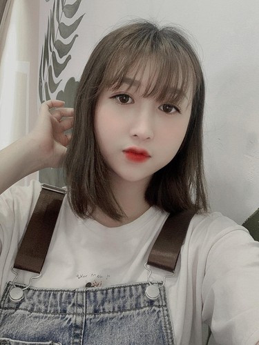 Hương Trà biết cách để làm cho cuộc sống trở nên thú vị, nhiều màu sắc hơn. Ngoài thời gian dạy học, Trà thích đi du lịch, ngồi hàn huyên cùng bạn bè, người thân.