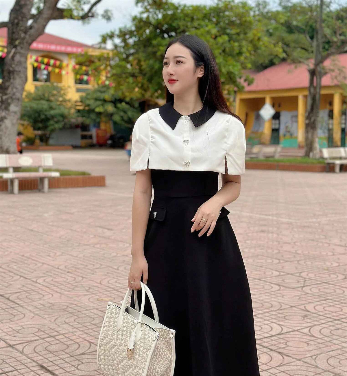 Với Hương Trà, nghề giáo viên giống như mối duyên lành. Ban đầu cô muốn học ngành Diễn viên của Đại học Sân khấu Điện ảnh, nhưng sau đó theo định hướng từ gia đình và quyết định rẽ hướng học Sư phạm.