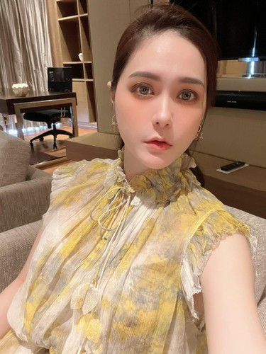 Ba mẹ nào cũng vậy, luôn mong con học giỏi, mong con học cao chứ không mong con kiếm tiền về cho ba mẹ đâu. Nhưng mình biết bổn phận mình phải mang tiền về, tại thứ ba mẹ mình cần nhất hiện tại là tiền. Chỉ có tiền mới có thể làm ba mẹ mình hạnh phúc, mới có thể vực dậy cả nhà mình, nó mới làm ba mẹ mình ngẩng đầu lên được vì ba mẹ mình phải cúi đầu trong thời gian quá lâu rồi", nữ đại gia tâm sự.